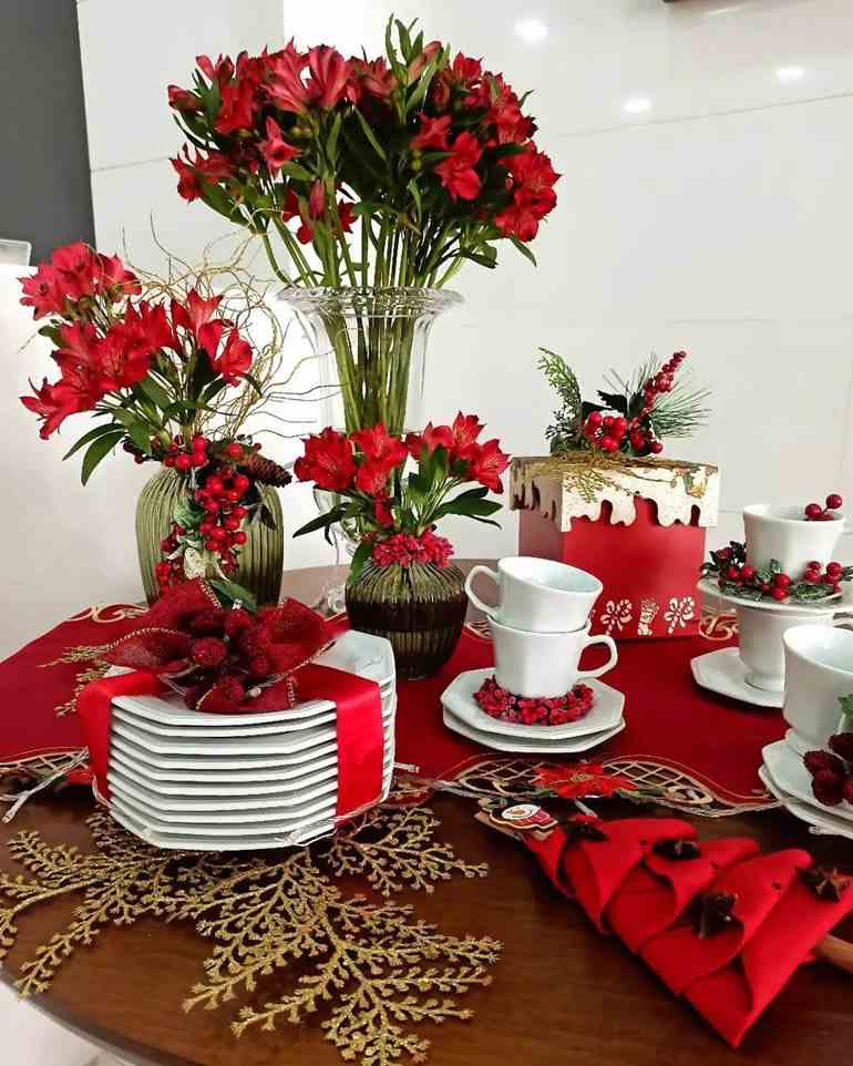Mesa de natal com flores vermelhas