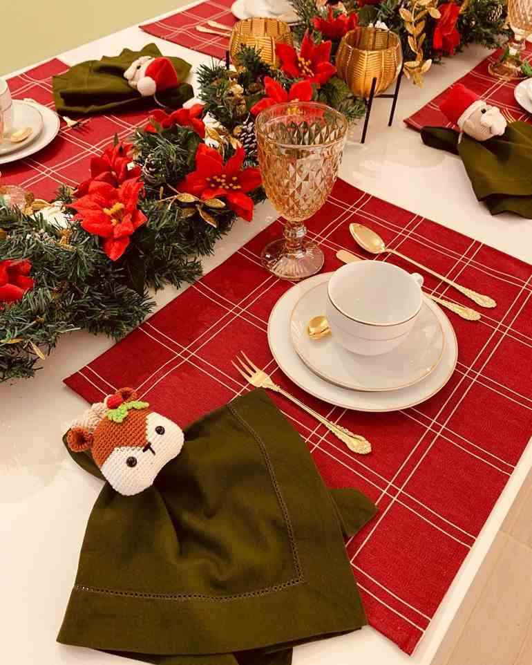 Mesa natalina com detalhes de animais e papai Noel