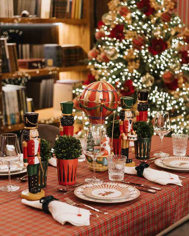 Mesa de natal com quebra nozes e balão