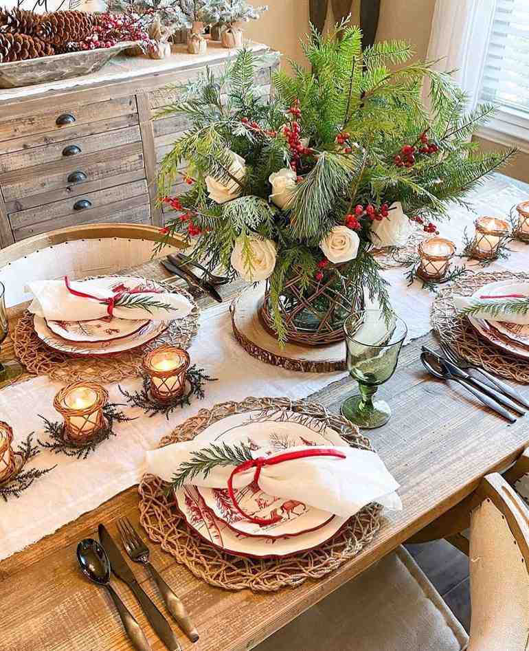 Mesa natalina com planta e velas decorativas