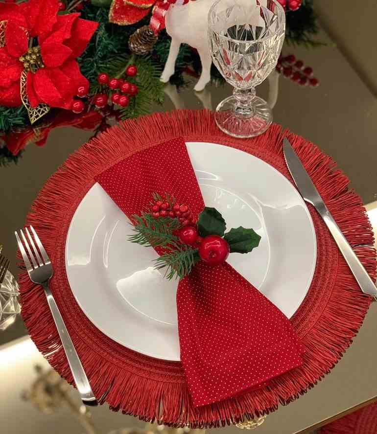 Mesa de natal branca e vermelha simples