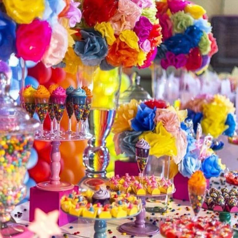 Mesa com doces de carnaval