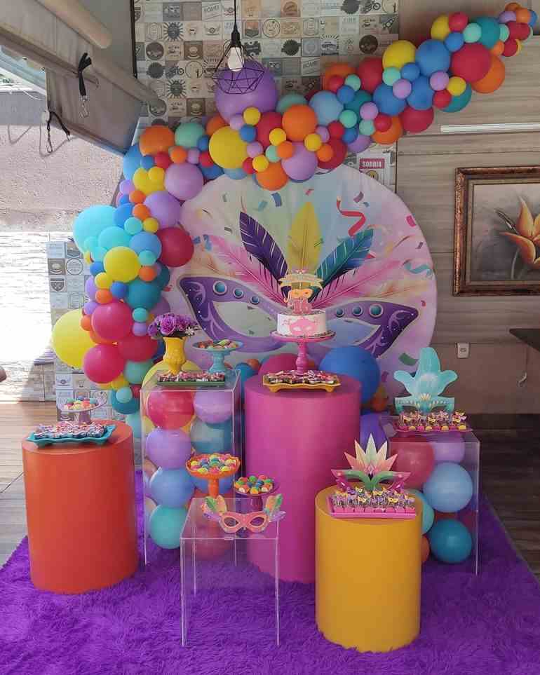 Decoração de carnaval com balões coloridos e diferentes