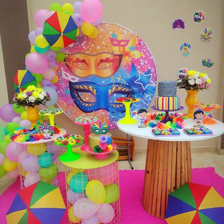 Decoração de carnaval com docinhos e bolo