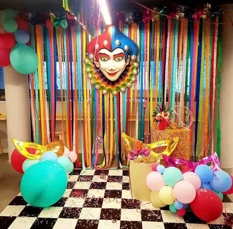 Decoração de carnaval com fitas e máscaras