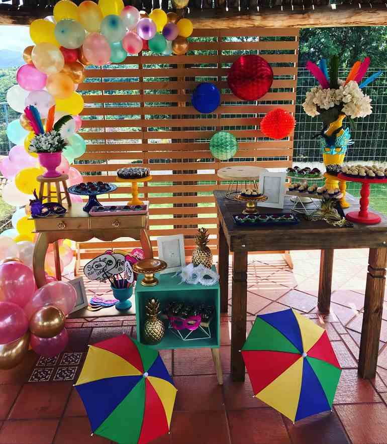 Decoração de carnaval no quintal com paletes