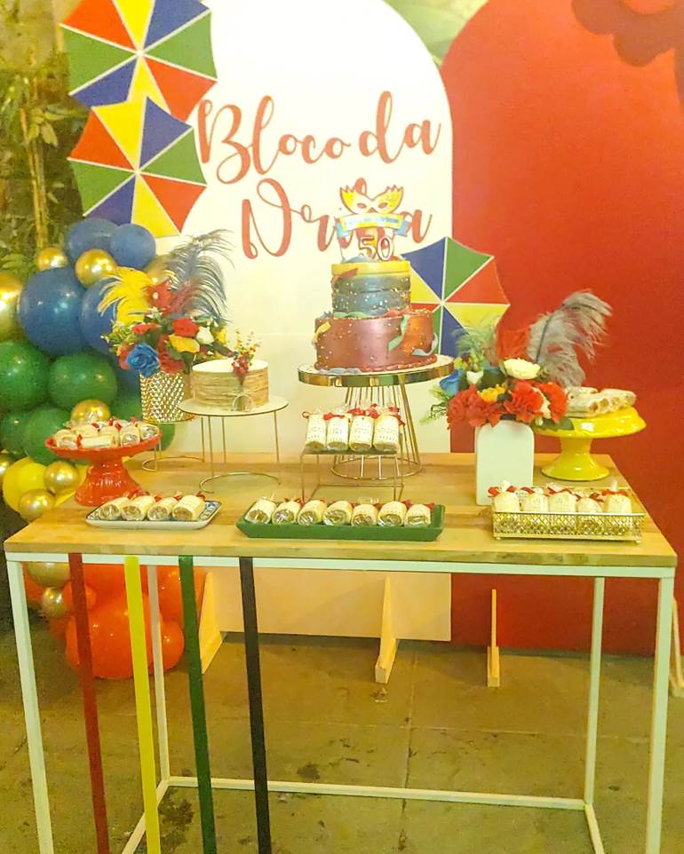 Decoração de carnaval com bolo 2 andares