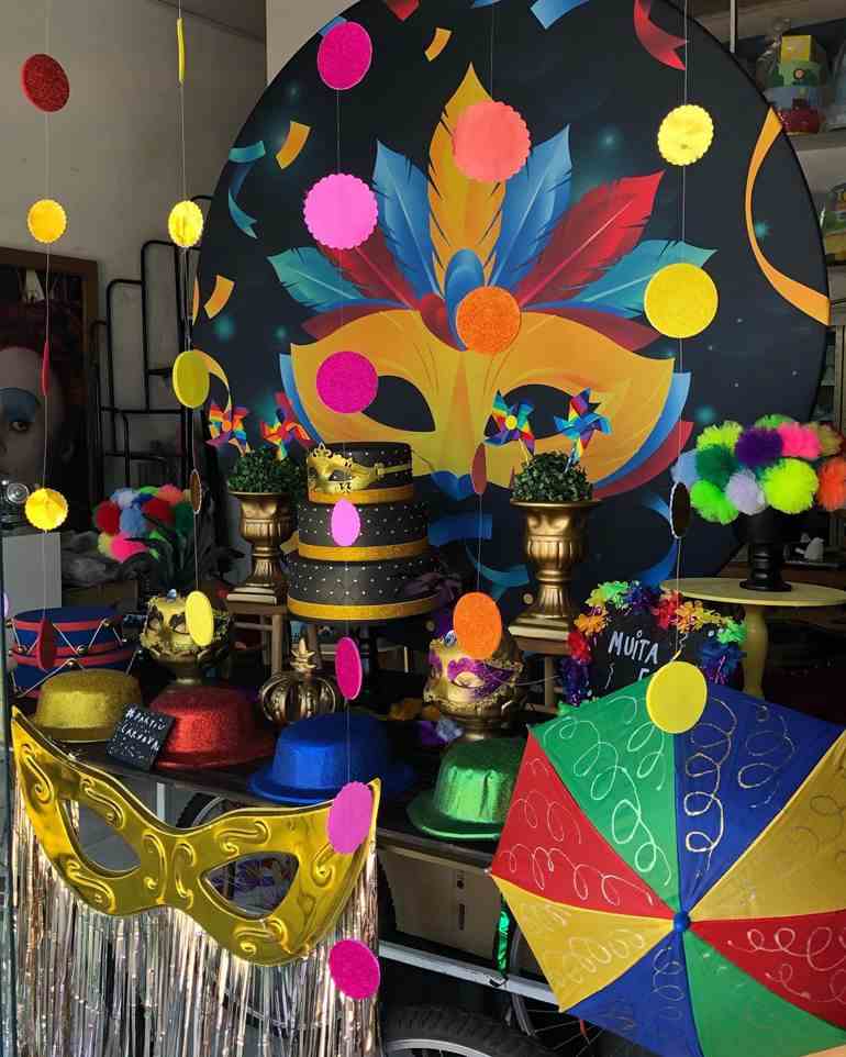 Decoração de carnaval em tons escuros