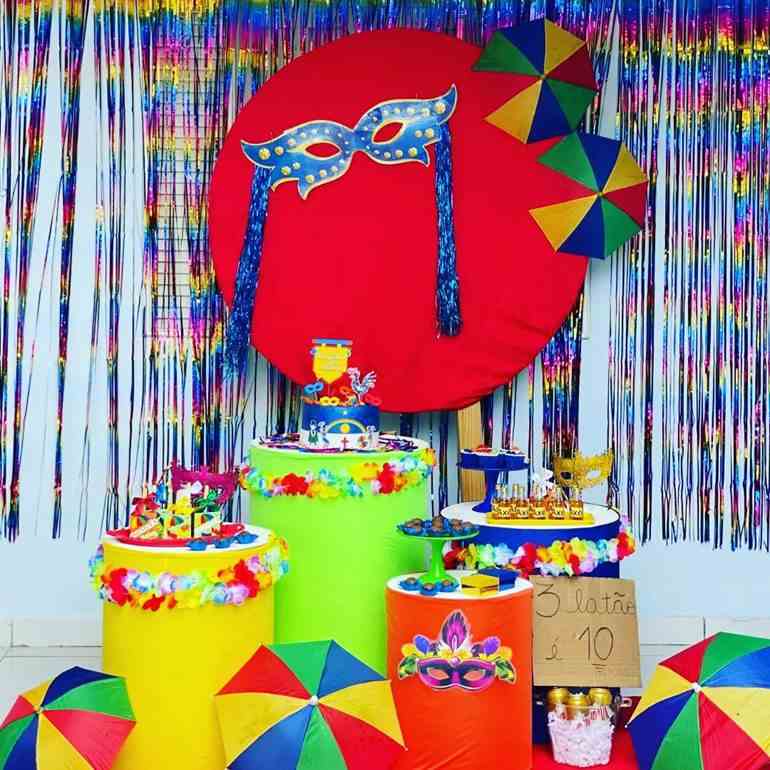 Decoração com fitas metálicas de carnaval