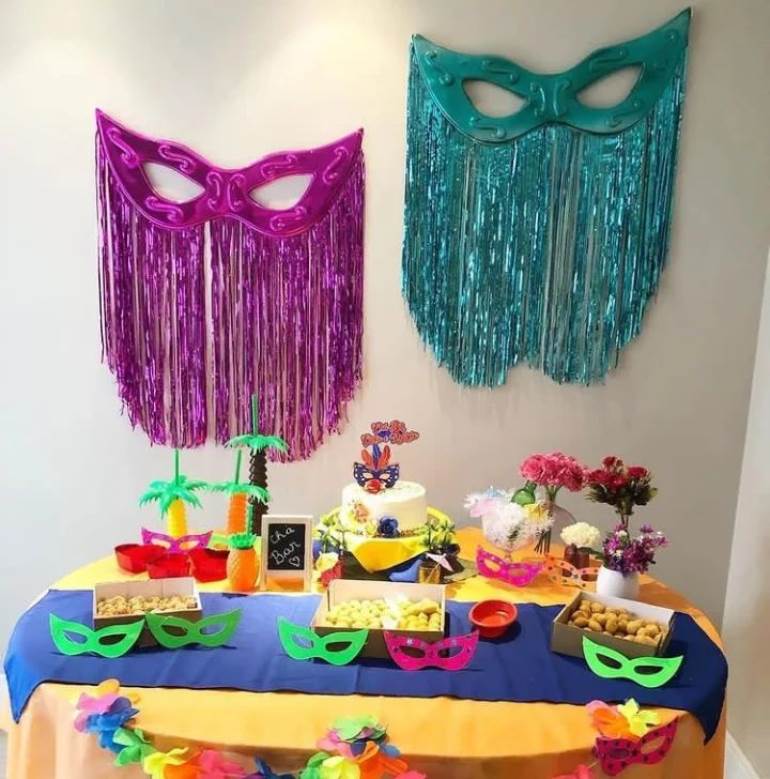 Decoração de carnaval com máscaras com fitas