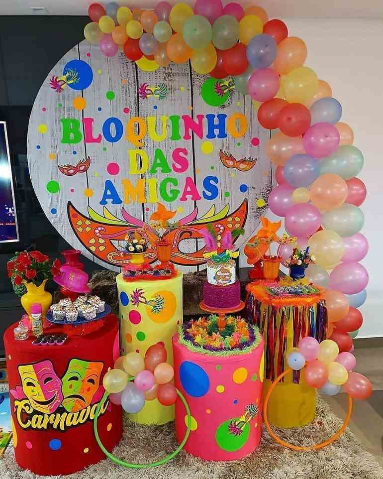 Decoração de carnaval com balões coloridos