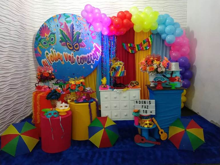 Decoração de carnaval aniversário com tecidos