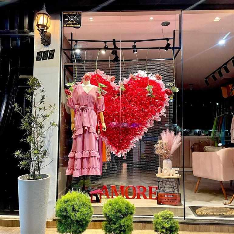 vitrine de loja de roupa feminina